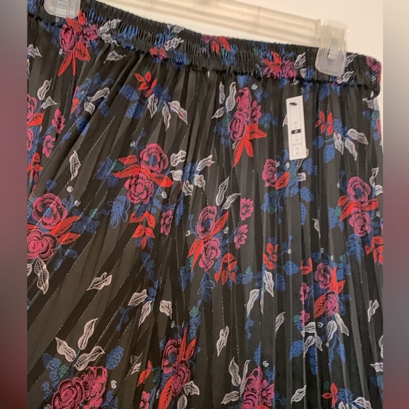 Flowing pleated skirt - Picture 3 of 3